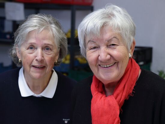 Helfer bei der Lebensmittelsortierung