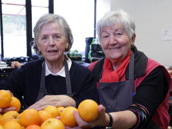 Helfer beim Sortierdienst